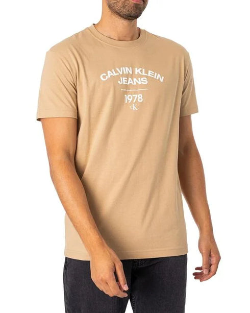 CALVIN KLEIN JEANS VARSITY LOGO T-SHIRT | ORANGE