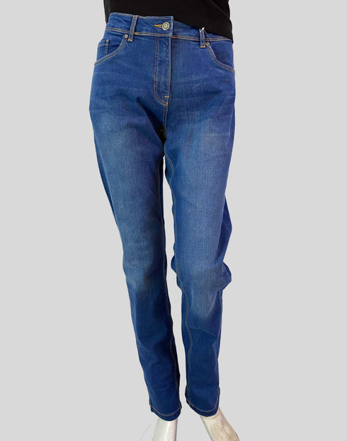 Blue denim jeans for women with a stylish and comfortable fit.
