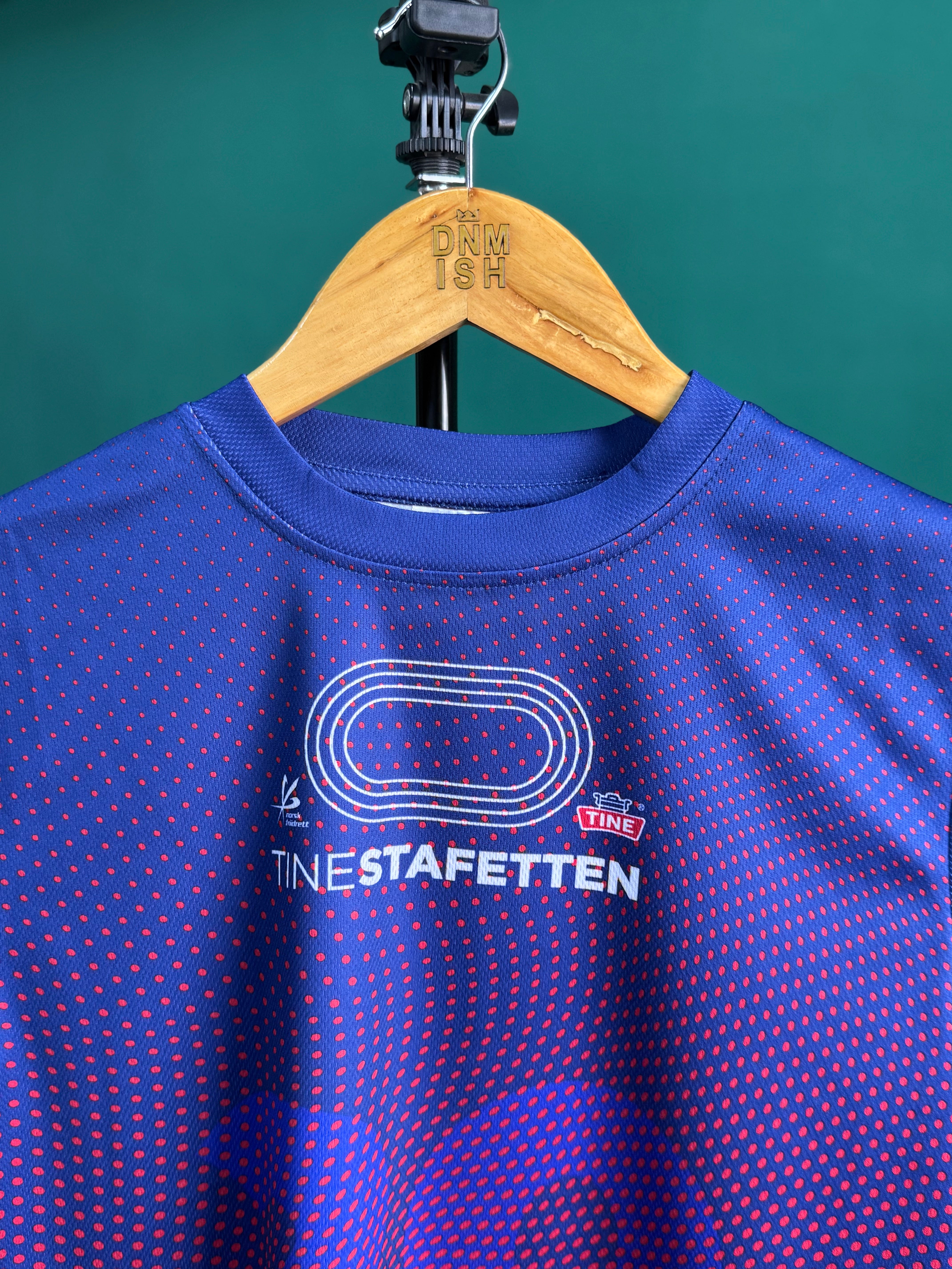 TINESTAFETTEN BLUE DRY - FIT PERFORMANCE TEE - RED DOT EDITION | SALE